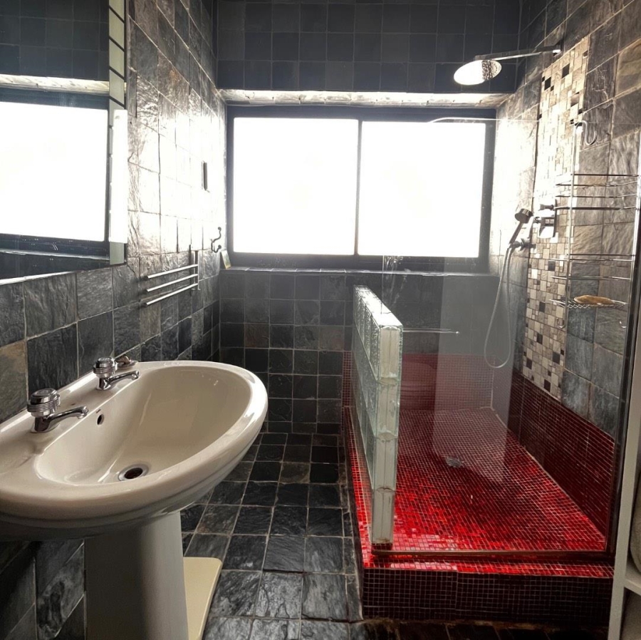 1 Bedroom Property for Sale in Sea Point Western Cape